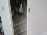 Botník s úložný prostorem za posuv. dveře s koly | Botníky Brno